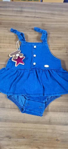 Jardineira bebe menina