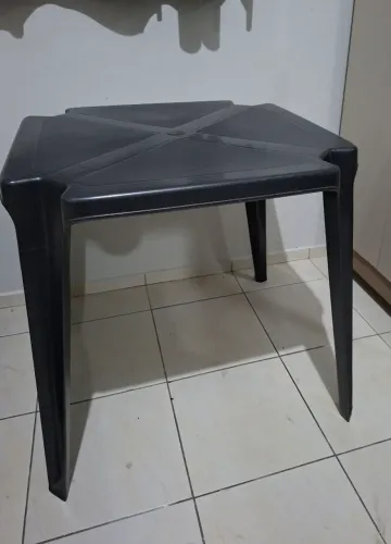 Jogo de Mesa de Plástico com 2 Cadeiras Pretas - Pouco uso