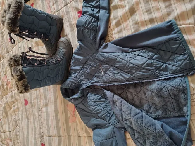 Blusa e bota quechua infantil