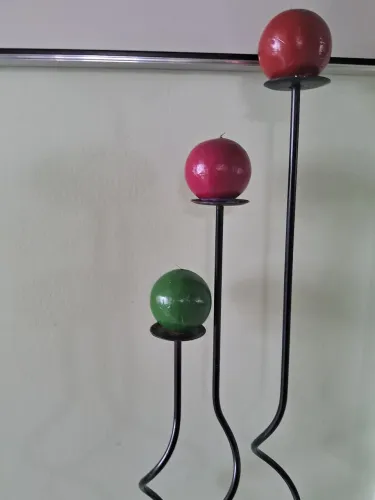 Lindo tri de castiçal antigo em ferro..