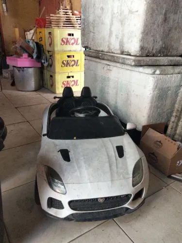 Carro elétrico infantil com uma pequena avaria com controle