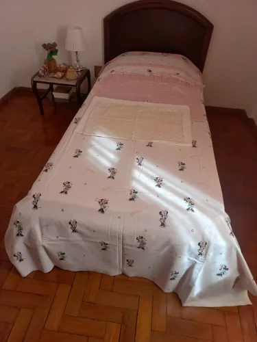 Jogo de cama de solteiro com colcha Minie,lençol branco,virol com babados rosa e fronha .