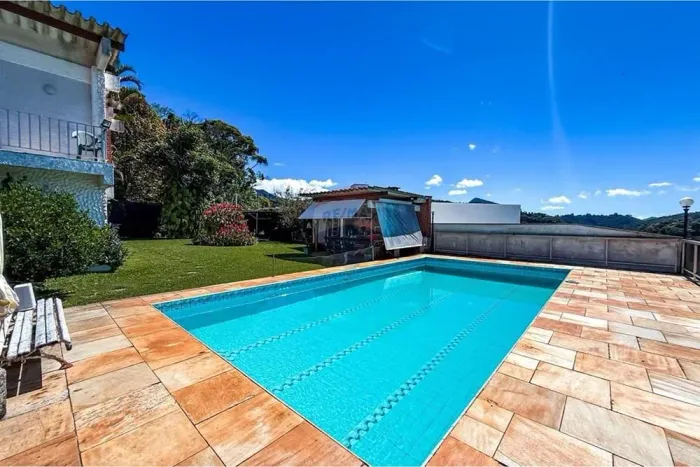 Propriedade com quatro quartos a venda no bairro do Golf