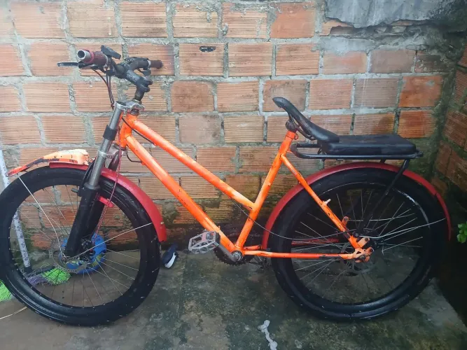 Bicicleta boa mais so o pneu da frente que vai ter que trocar o resto ta tudo funcionando
