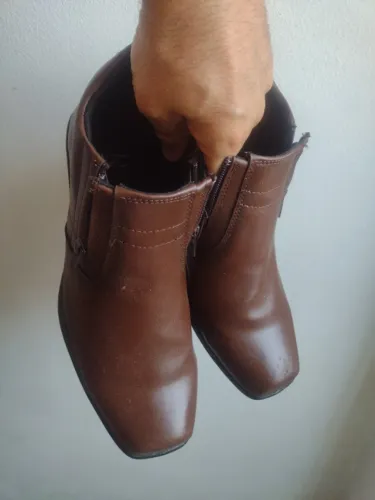 Bota tamanho 40 muito nova no centro de São Gonçalo