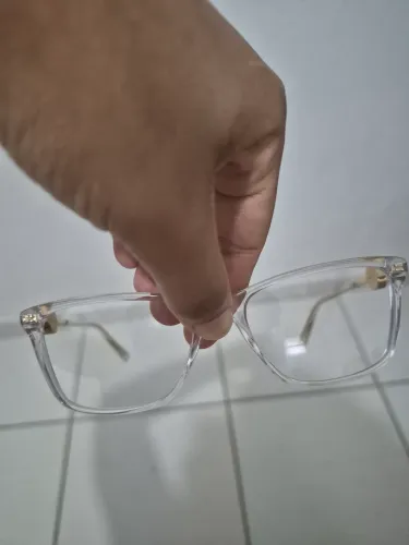 Óculos versace, vc pode esta utilizando como acessório ou você pode colocar lentes de grau