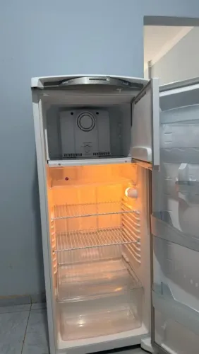 Geladeira Consul- branca capacidade 260 aproximadamente 