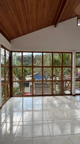 Conjunto de painéis com vidro em esquadria de madeira Angelim Pedra