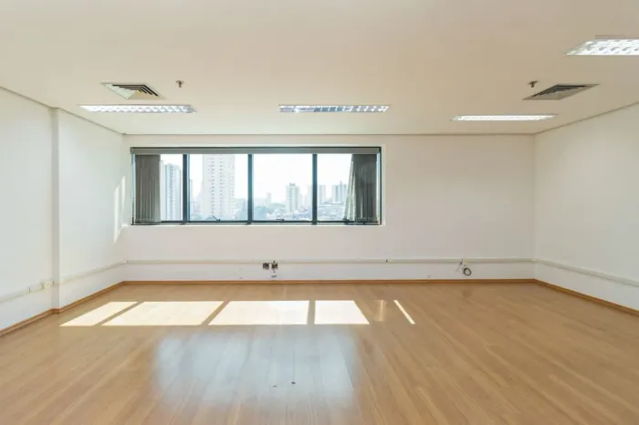 Prédio comercial na Rua Orfanato, 760 - Sala 51 61 m²