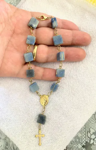 Vende-se Terço de dezena com contas de Quartzo azul com acabamento foliado