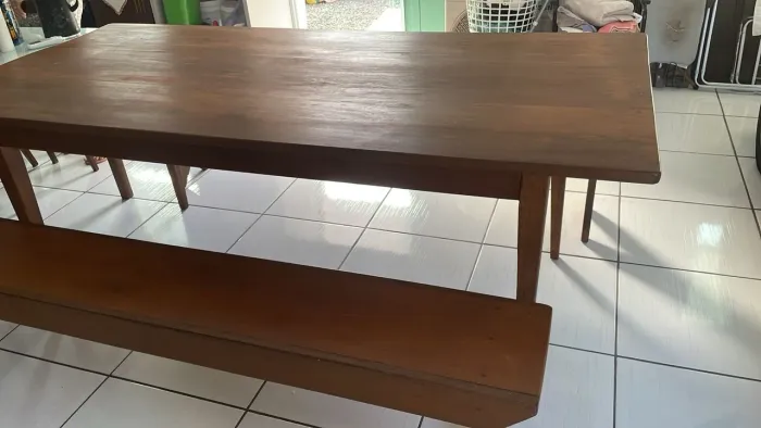 Mesa de madeira com bancos