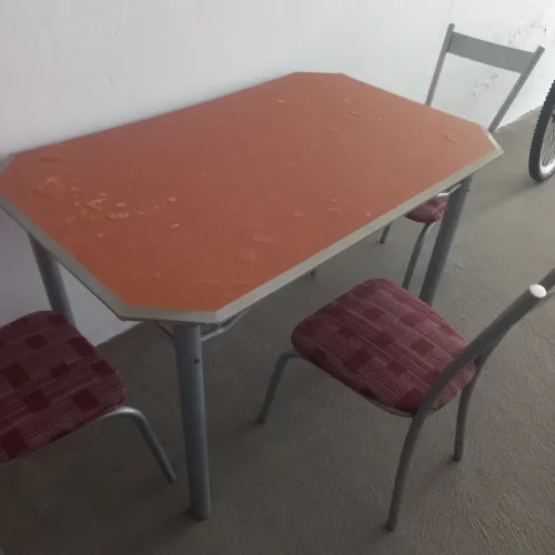 Vendo mesa com 3 cadeiras