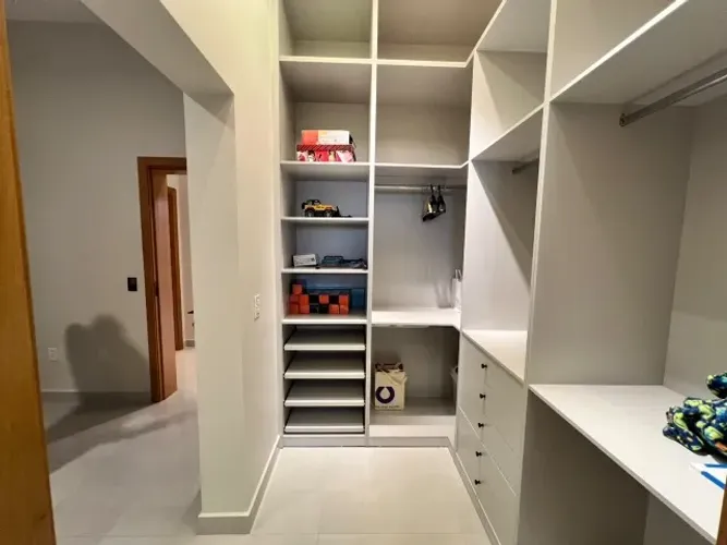 Belíssima residência de ALTO PADRÃO, localizada no   Condomínio Saint Pau