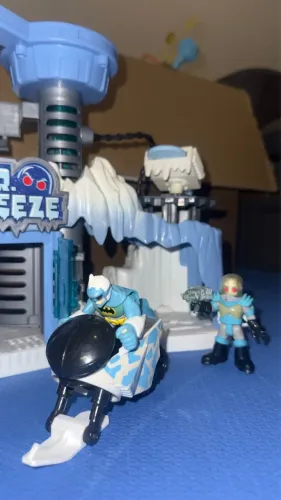 Imaginext DC Super Friends Esconderijo do Mr. Freeze da Mattel.