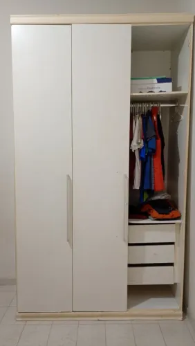 Guarda roupa 3 portas grandes( alto) excelente qualidade, muito pesado.