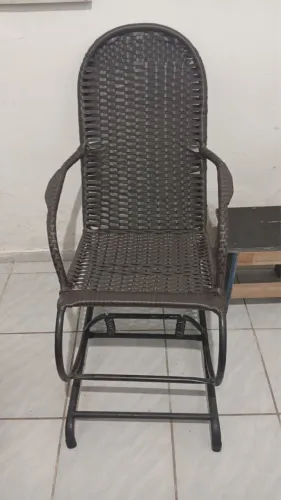 Cadeira de balanço reformada em fibra sintética 