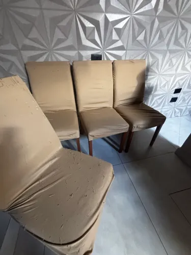 4 cadeiras de madeiras. 