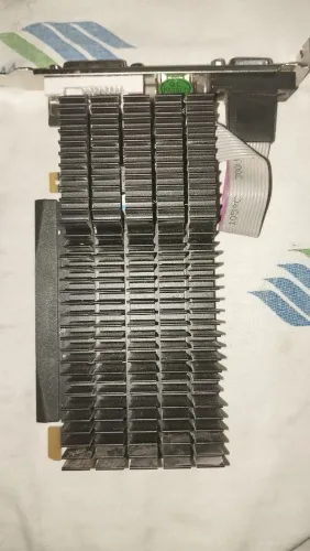Placa de vídeo nvidea GT 71 2G