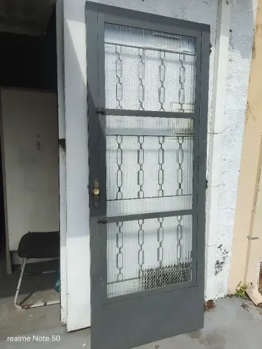 Linda porta de ferro com vidro que abre! Já com fechadura e chave, Super reforçada..