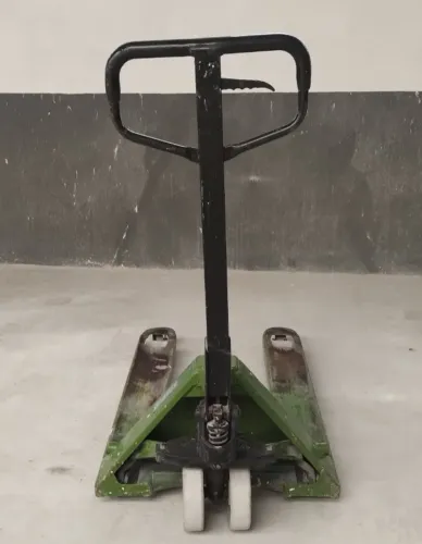 Paleteira Manual 2500 kg Usada