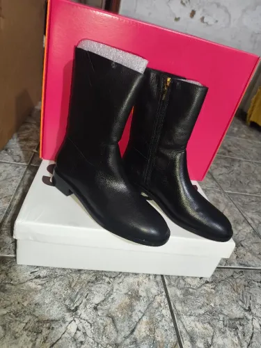 Bota Feminina em Couro Preto - Elegante e Confortável