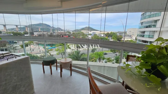 Apartamento à venda na Enseada do Suá, Vitória-ES: 2 quartos, 1 suíte, 2 salas, 2 banheiro