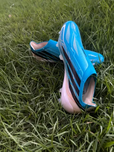 Chuteira adidas F50