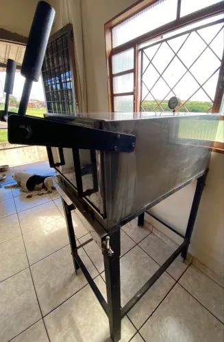 Vende-se Forno com pedra a gás.