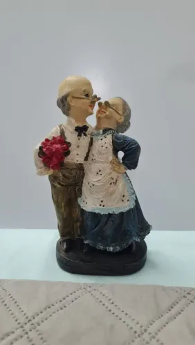 Estátua casal de idosos