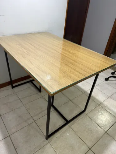 Mesa estilo industrial com tampo de vidro