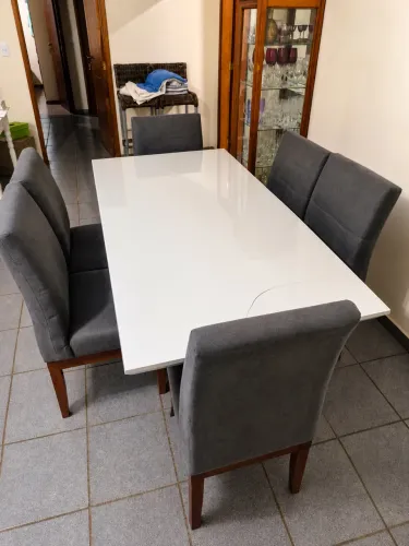 MESA ALTA QUALIDADE DE MADEIRA POUCO TEMPO DE USO LINDÍSSIMA PARA 6 cadeiras ?APENAS MESA?