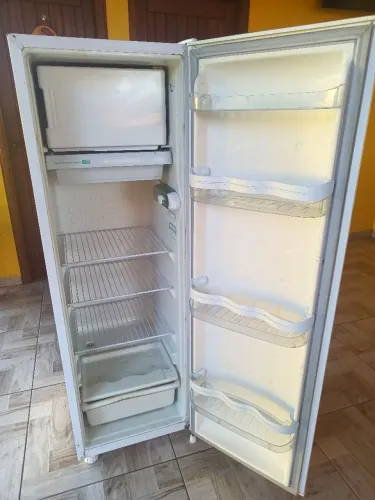 Vendo Geladeira com Freezer