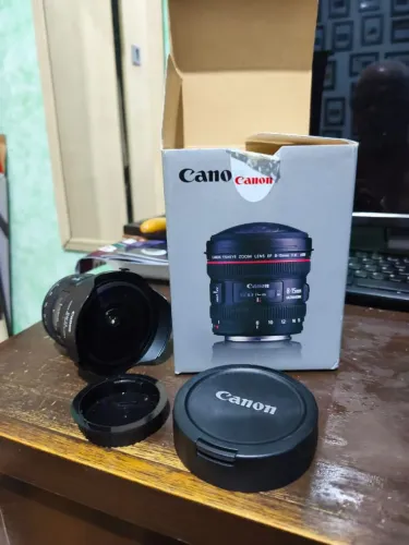 Lente Canon EF 8-15mm f/4L Fisheye USM Ultra-wide para EOS