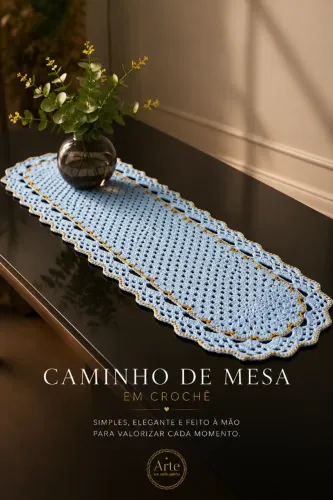 Caminho de Mesa em Crochê Artesanal - Azul Bebê com Detalhes Dourados | 1,10 x 40 cm