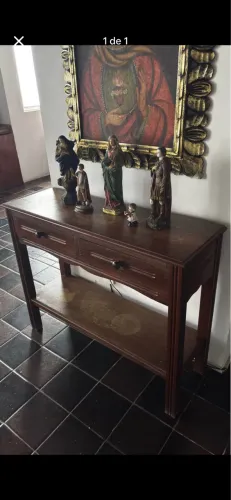 aparador de madeira maciça com 2 gavetas e prateleira inferior.