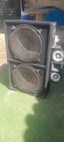 Vende-se um som de carro. 