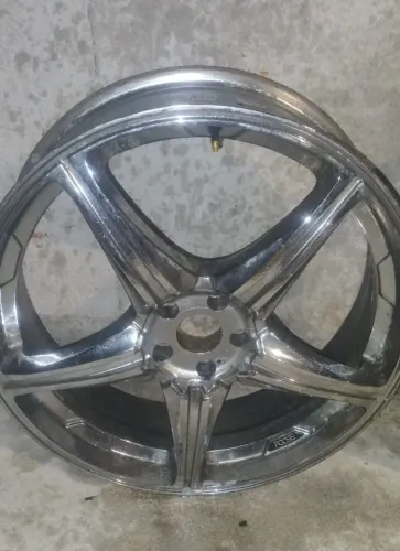 ARO 22 CROMADO COM PNEU, 5 FUROS. SOU DE OLARIA. PRECISA DE POLIMENTO