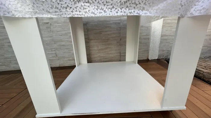 Mesa de Centro/Expositora Quadrada em MDF Reforçado com Rodinhas - 1m x 1m