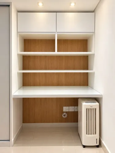 Móveis planejados para Home Office com painel amadeirado de fundo