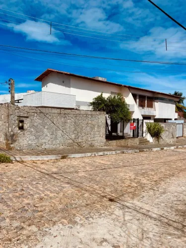 Casa de esquina com piscina em Lagoa Nova próxima à UFRN