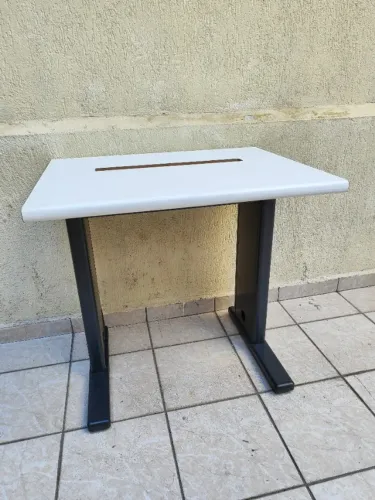 Mesa Pequena Multiuso Retangular Branca com Pés de Metal - Securit