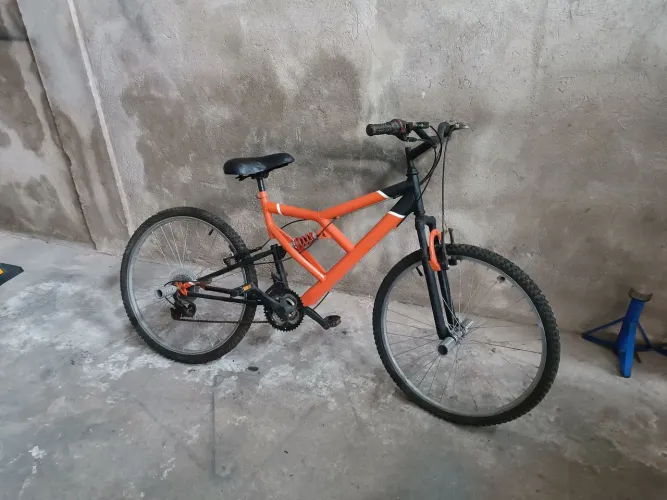 Bicicleta aro 26 com marchas e amortecedor no quadro 