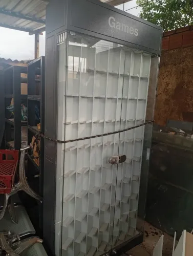 Vitrine repositora de Games de Ferro com iluminação interna