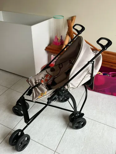 Vendo carrinho de bebê semi novo