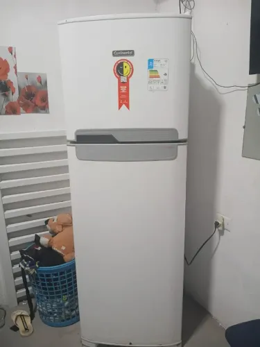 GELADEIRA EM CONTINENTAL PRATICAMENTE NOVA SEM MARCAS