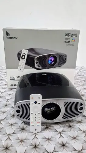 Projetor BETTDOW 4k (AC 1061) Com Google Tv, projeção em 4k e comando de voz.