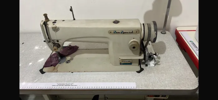 Máquina de costura reta industrial