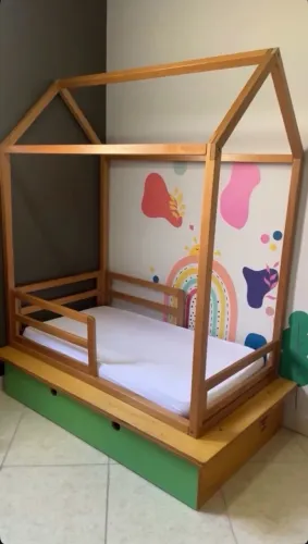 Cama casa montessoriana