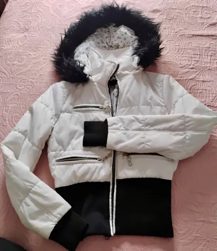 Jaqueta branca Guess feminina tam PP capuz removível