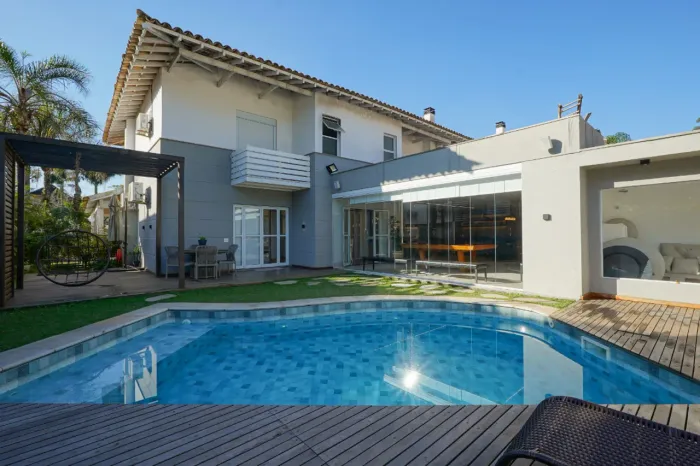 Casa no condomínio Canamari para venda com 4 quartos, sendo 2 suítes, 640m²